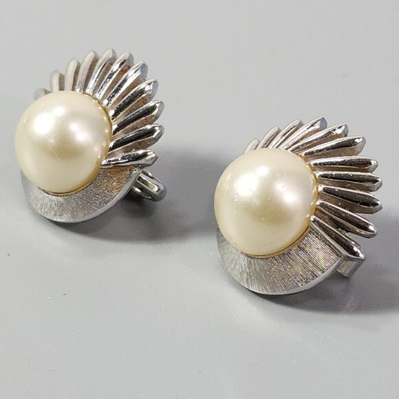 Crown Trifari Button Clip-On Earrings Mother of Pearl Silver Tone Fashion Jewely - Picture 7 of 8